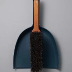 Iris Hantverk Dustpan & Brush Set – Petrol Blue Kitchen＋Table