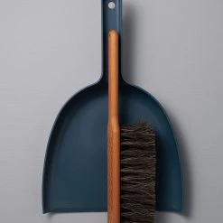 Iris Hantverk Dustpan & Brush Set – Petrol Blue Kitchen＋Table