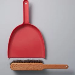 Iris Hantverk Dustpan & Brush Set – Red Kitchen+Table
