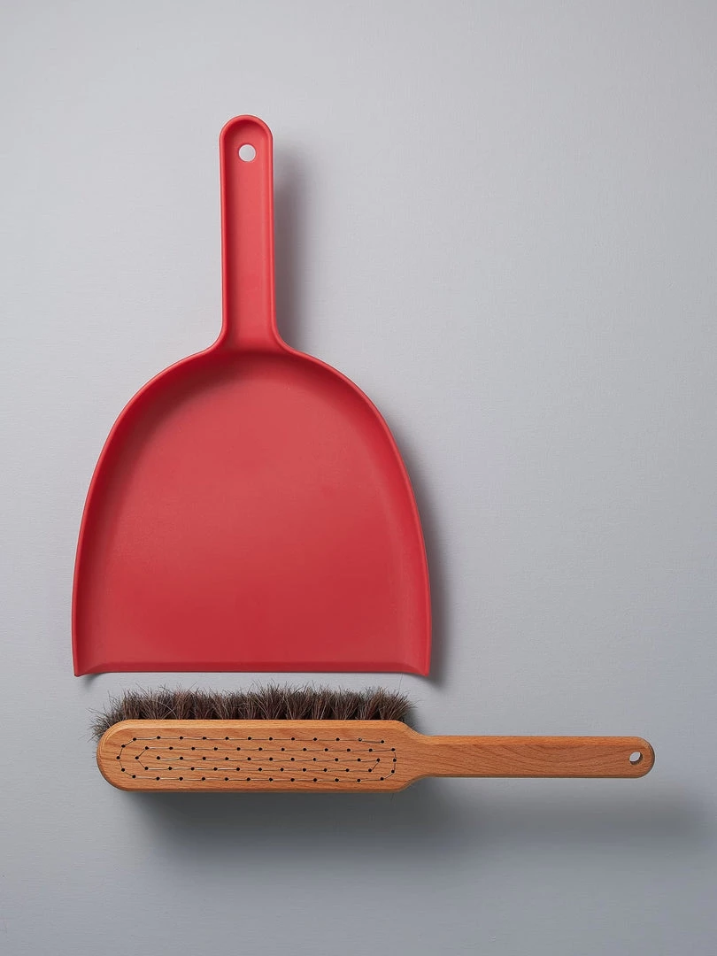Iris Hantverk Dustpan & Brush Set – Red Kitchen+Table 1 Iris Hantverk Dustpan & Brush Set – Red Kitchen+Table