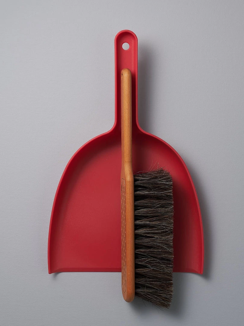Iris Hantverk Dustpan & Brush Set – Red Kitchen+Table 2 Iris Hantverk Dustpan & Brush Set – Red Kitchen+Table