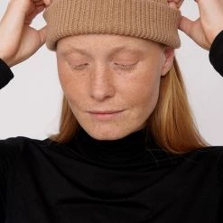 Organic Basics Wardrobe Recycled Cashmere Beanie – Camel